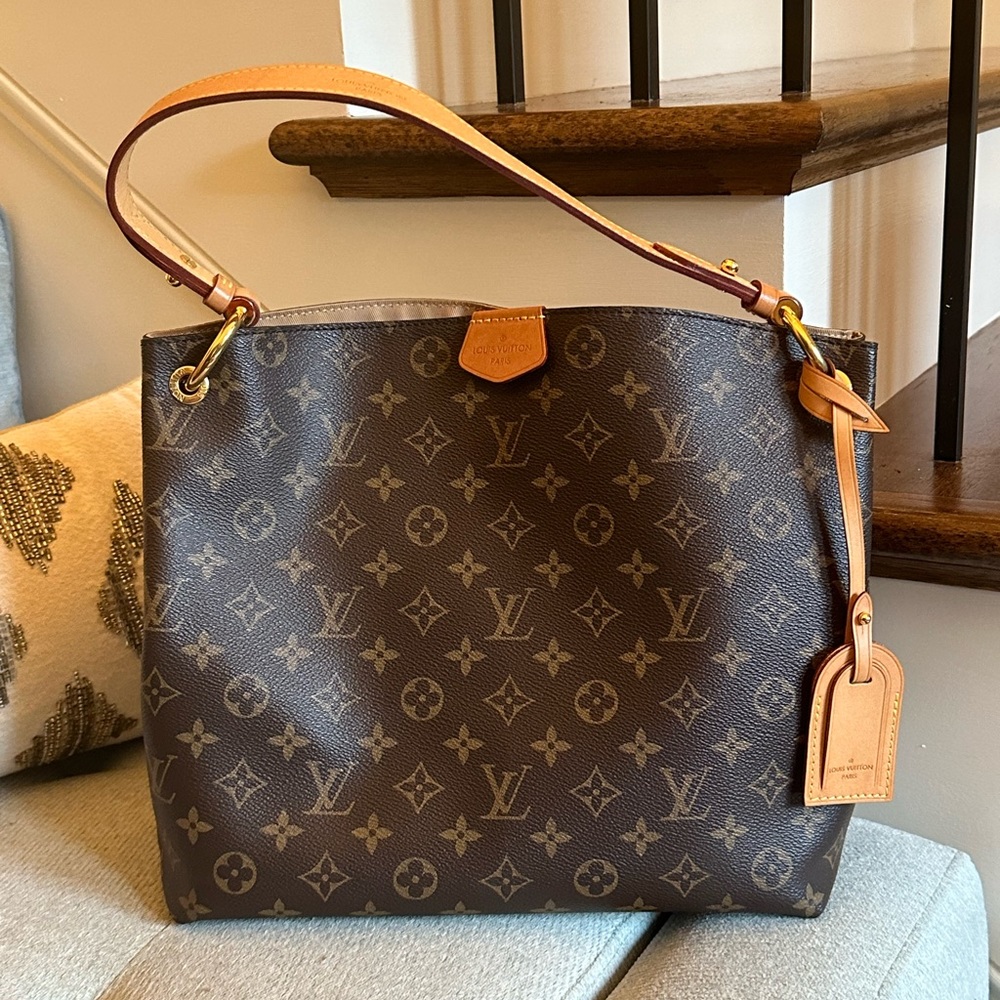 New W/o tags. Never used LV Graceful Monogram Hobo style bag. Great size.
